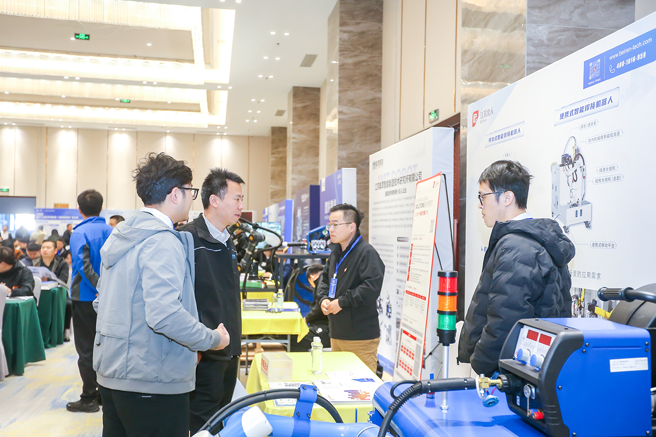 九游会J9携便携式智能焊接机器人亮相2025船舶工业数智化创新技术交流大会